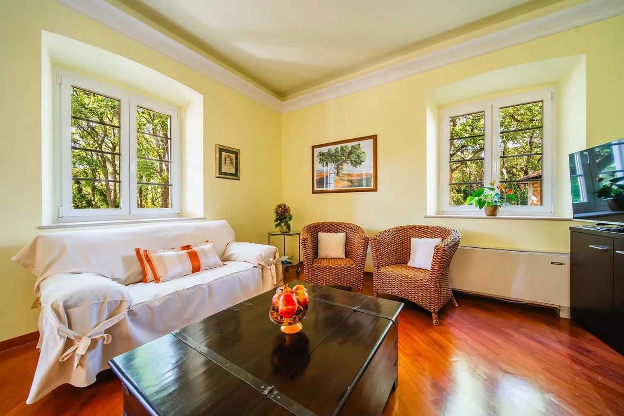 Classic Mediterranean Retreat With Century Trees photo 2