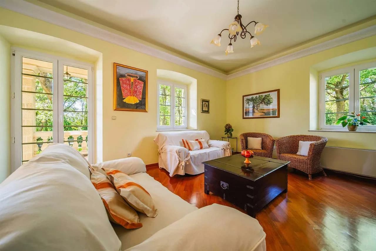Classic Mediterranean Retreat With Century Trees photo 4