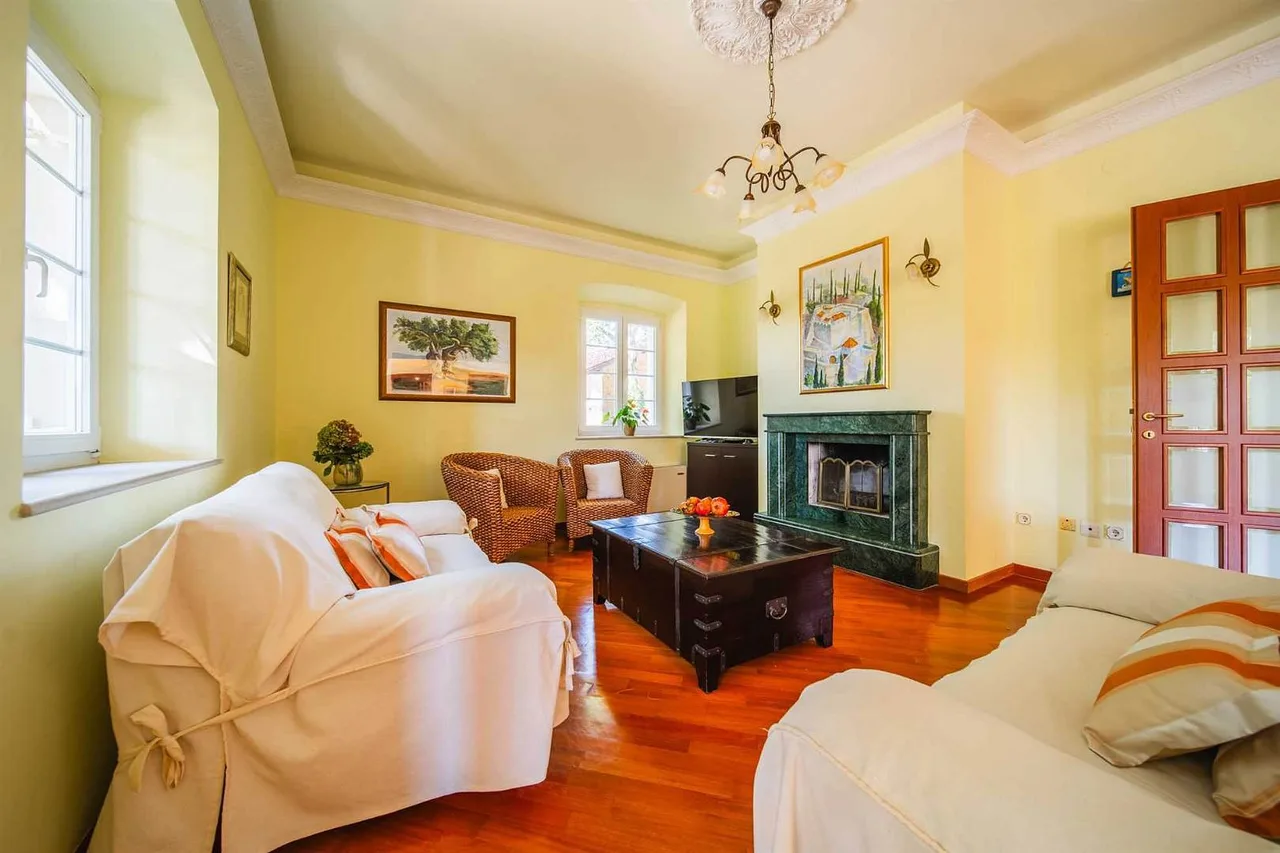 Classic Mediterranean Retreat With Century Trees photo 5