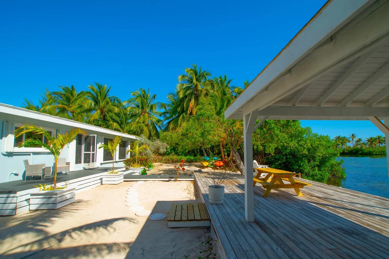 Canal-Front Two Bedroom Villa in Grand Cayman photo 4