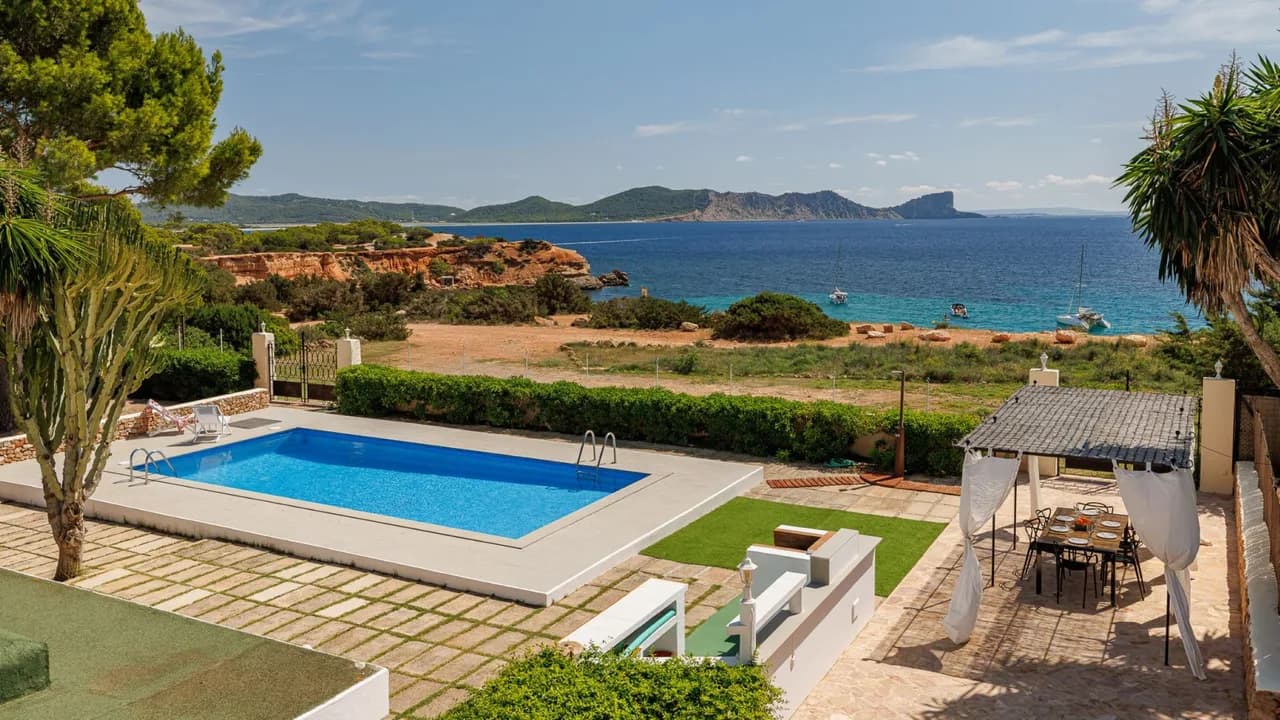 Coastal Family Villa With Pool
