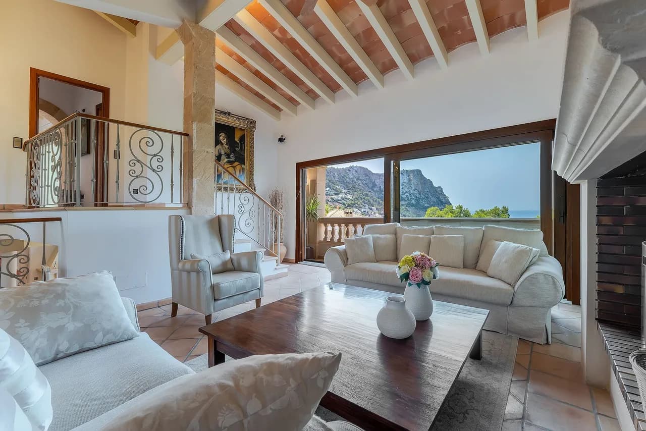 Refined Mediterranean Hideaway By The Sea photo 3