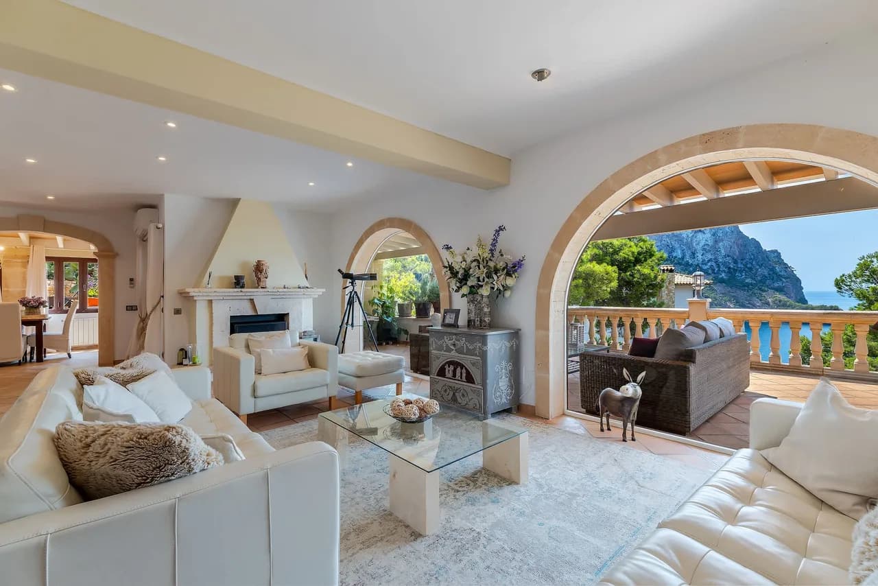 Refined Mediterranean Hideaway By The Sea photo 4