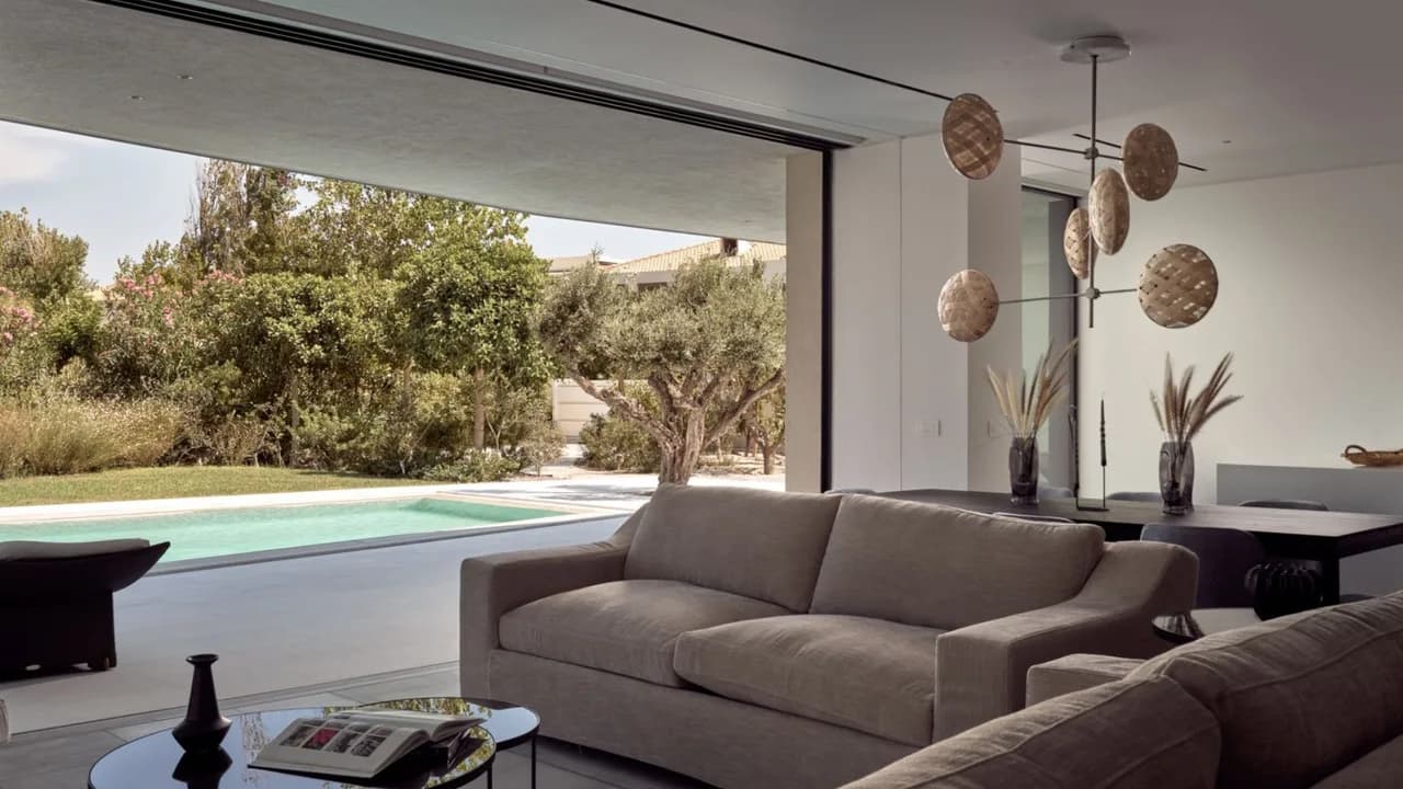 Luxury Beachfront Villa With Sea Views photo 2