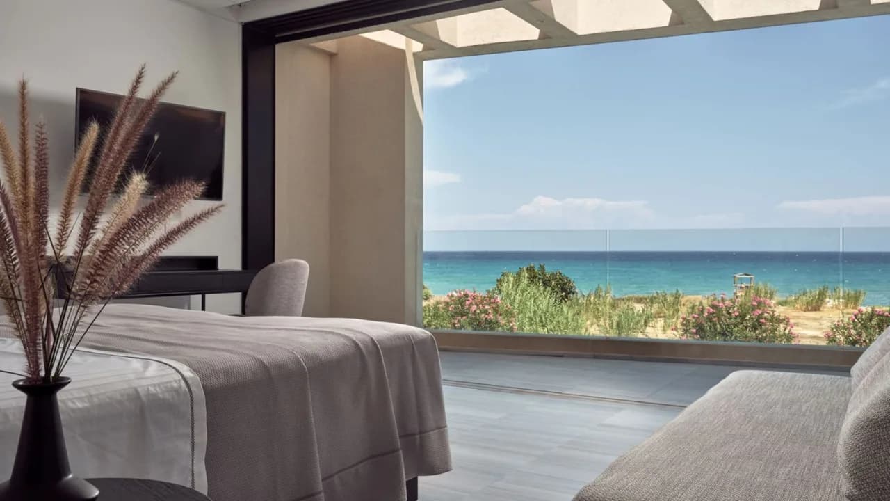 Modern Beachfront Escape with Infinity Pool photo 4