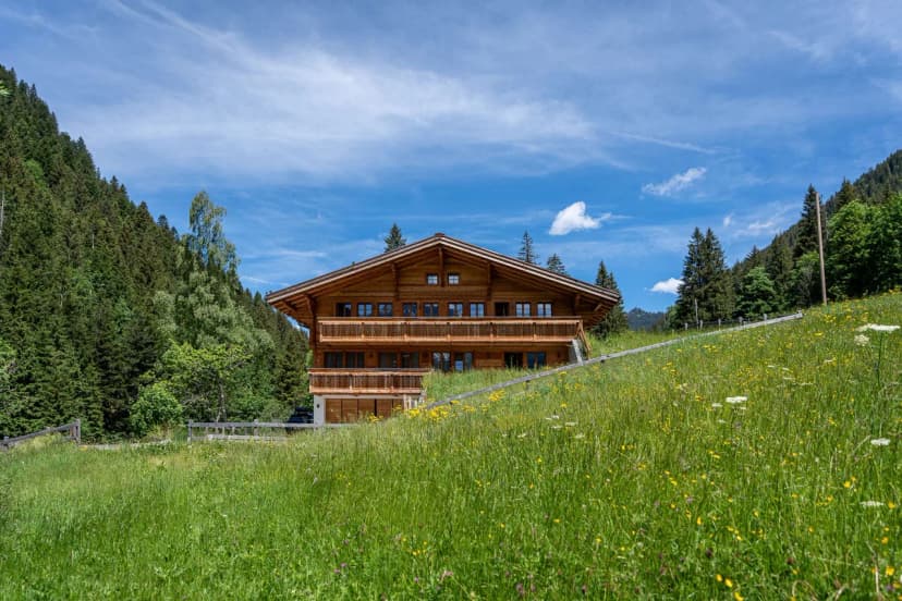 Alpine Seclusion Retreat with Mountain Views
