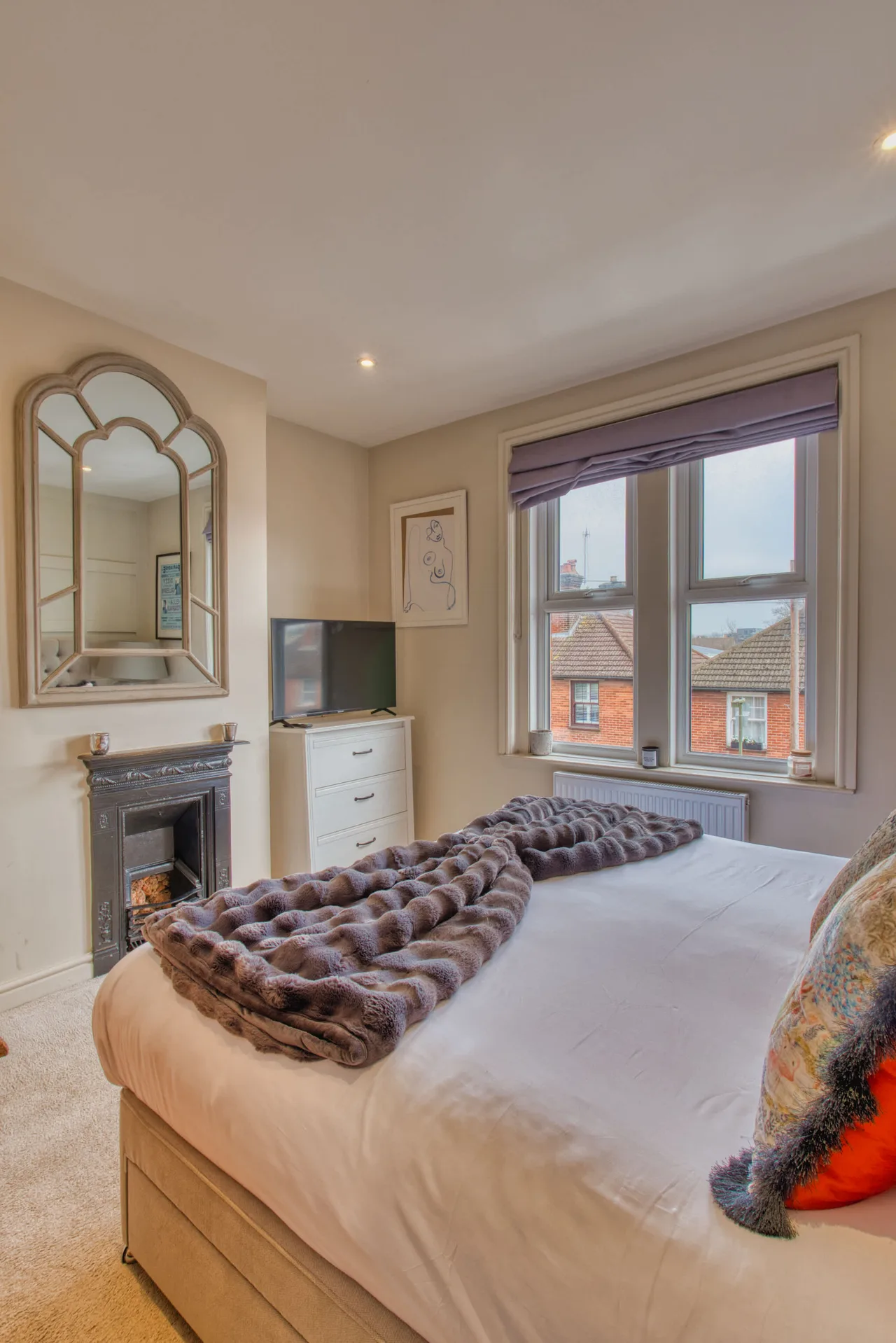 Spacious Three-Bedroom House in Guildford, Surrey photo 2