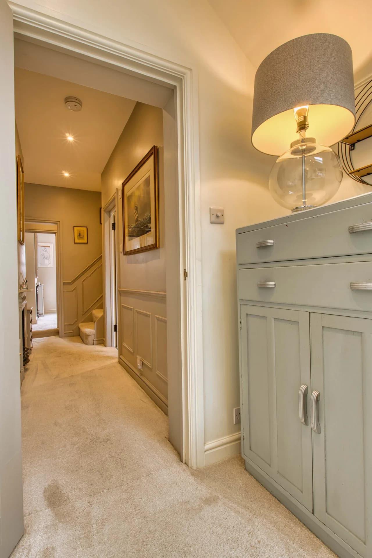 Spacious Three-Bedroom House in Guildford, Surrey photo 5