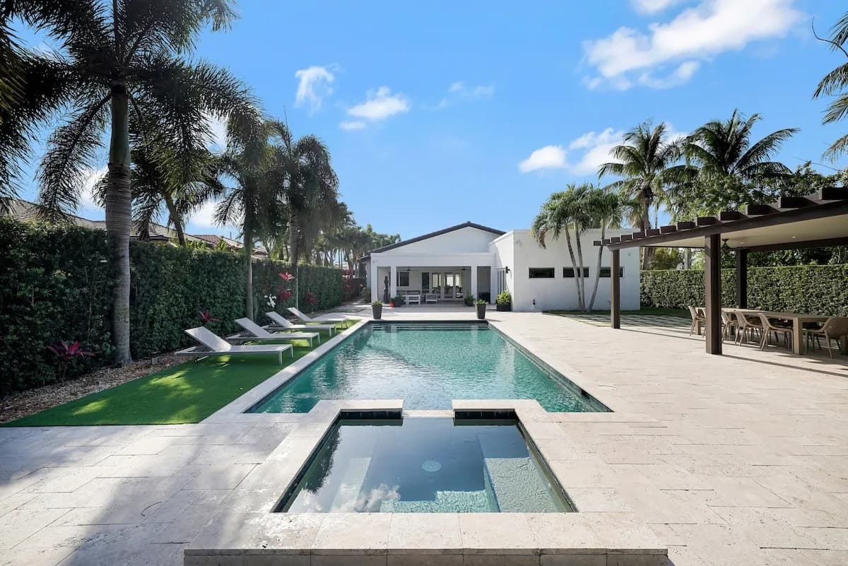 Spacious Five Bedroom Villa with Pool in Miami-Dade County photo 2