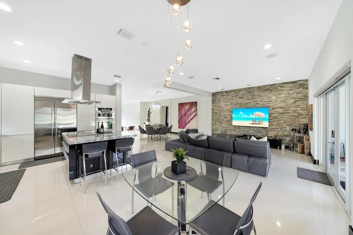 Spacious Five Bedroom Villa with Pool in Miami-Dade County photo 4