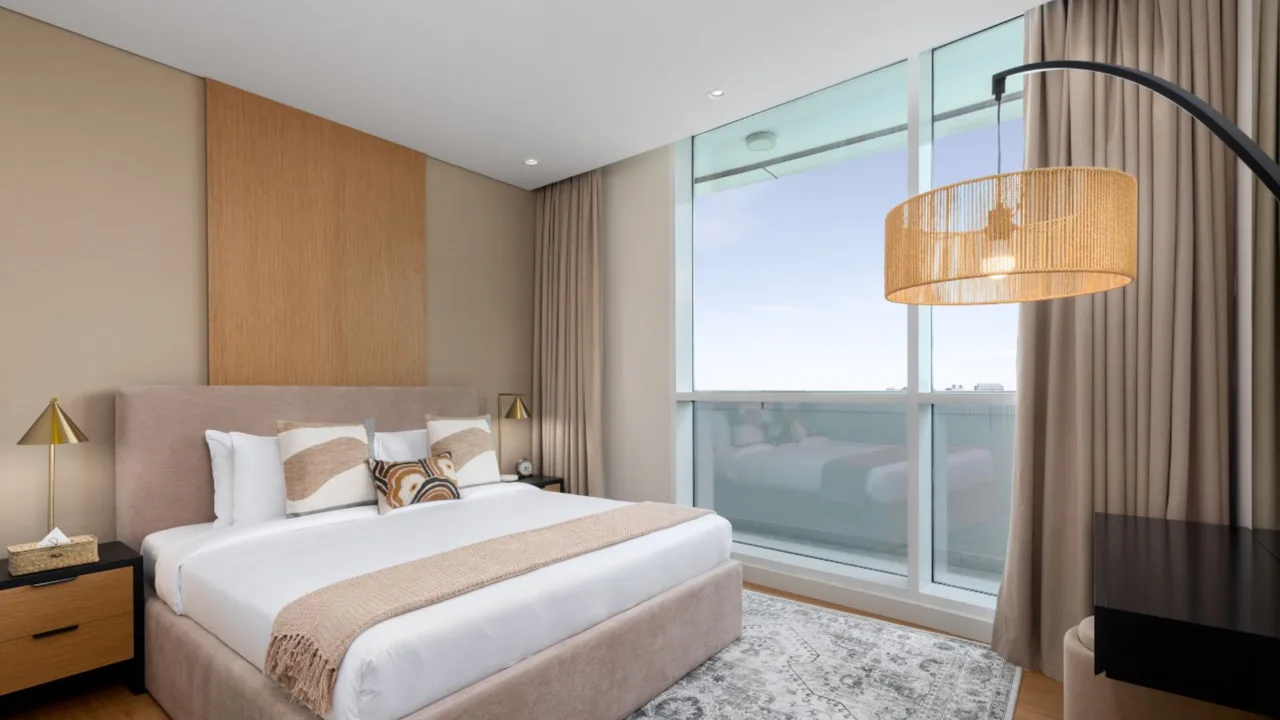 Upscale Downtown Apartment With Cityscape Views photo 2
