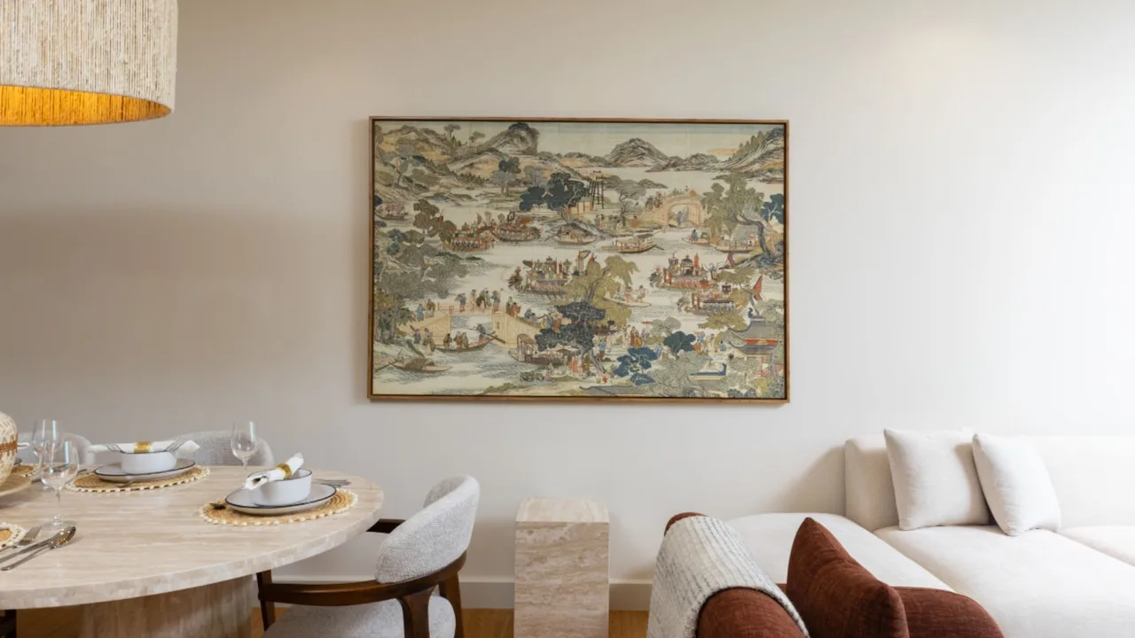 Upscale Downtown Apartment With Cityscape Views photo 5