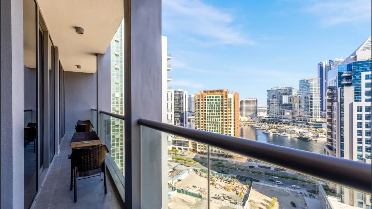 Spacious Balcony Apartment With Canal Views photo 3