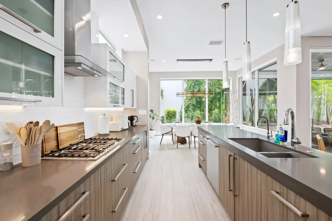 Beachside Five-Bedroom Villa in Florida photo 4