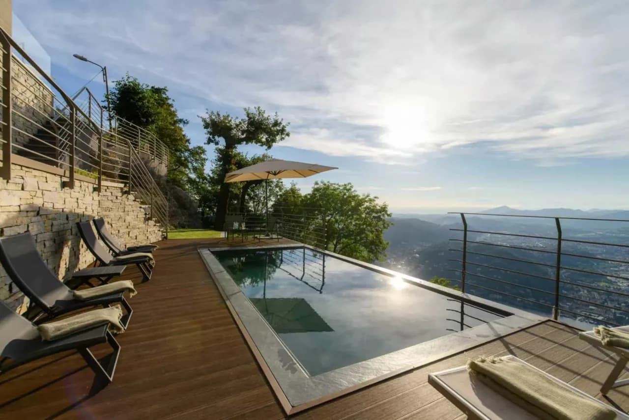 Art Filled Lake Villa With Views