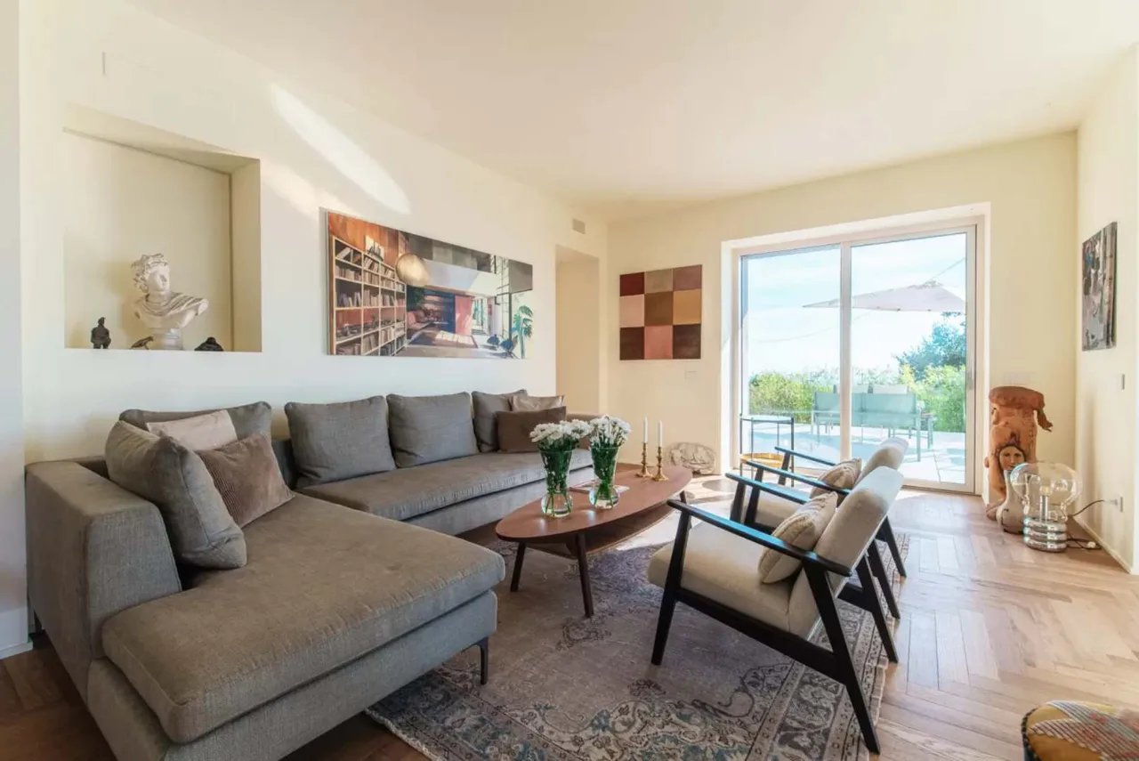 Art Filled Lake Villa With Views photo 2