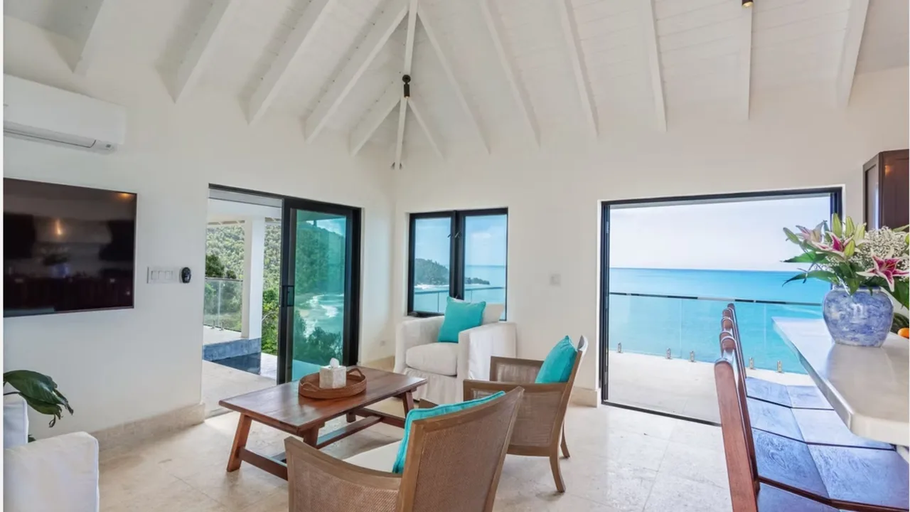 Stylish Villa with Landscaped Gardens and Views photo 2