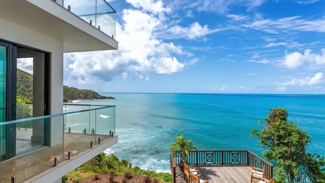 Stylish Villa with Landscaped Gardens and Views photo 4
