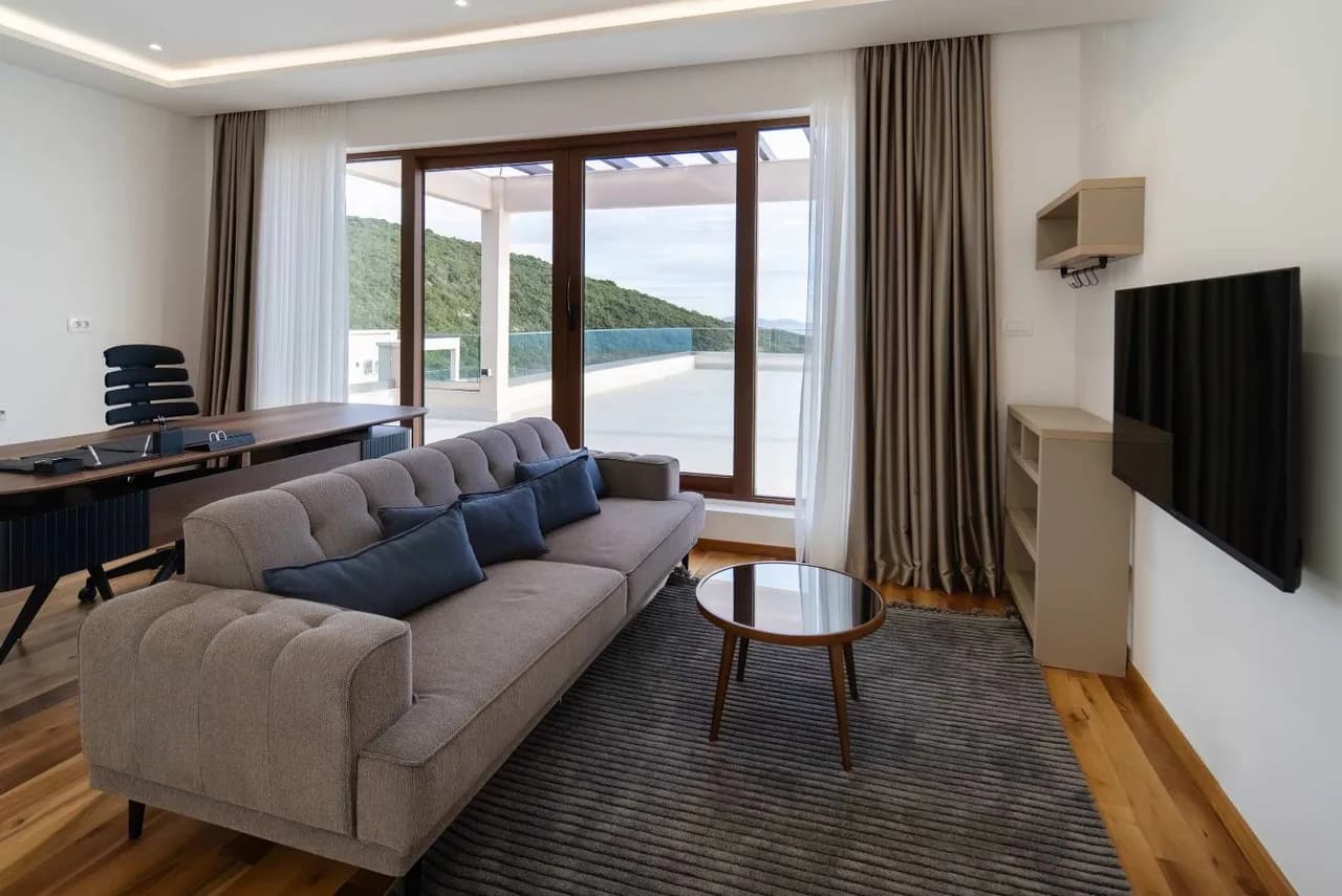 Stylish Five-Bedroom Villa With Private Pool photo 2