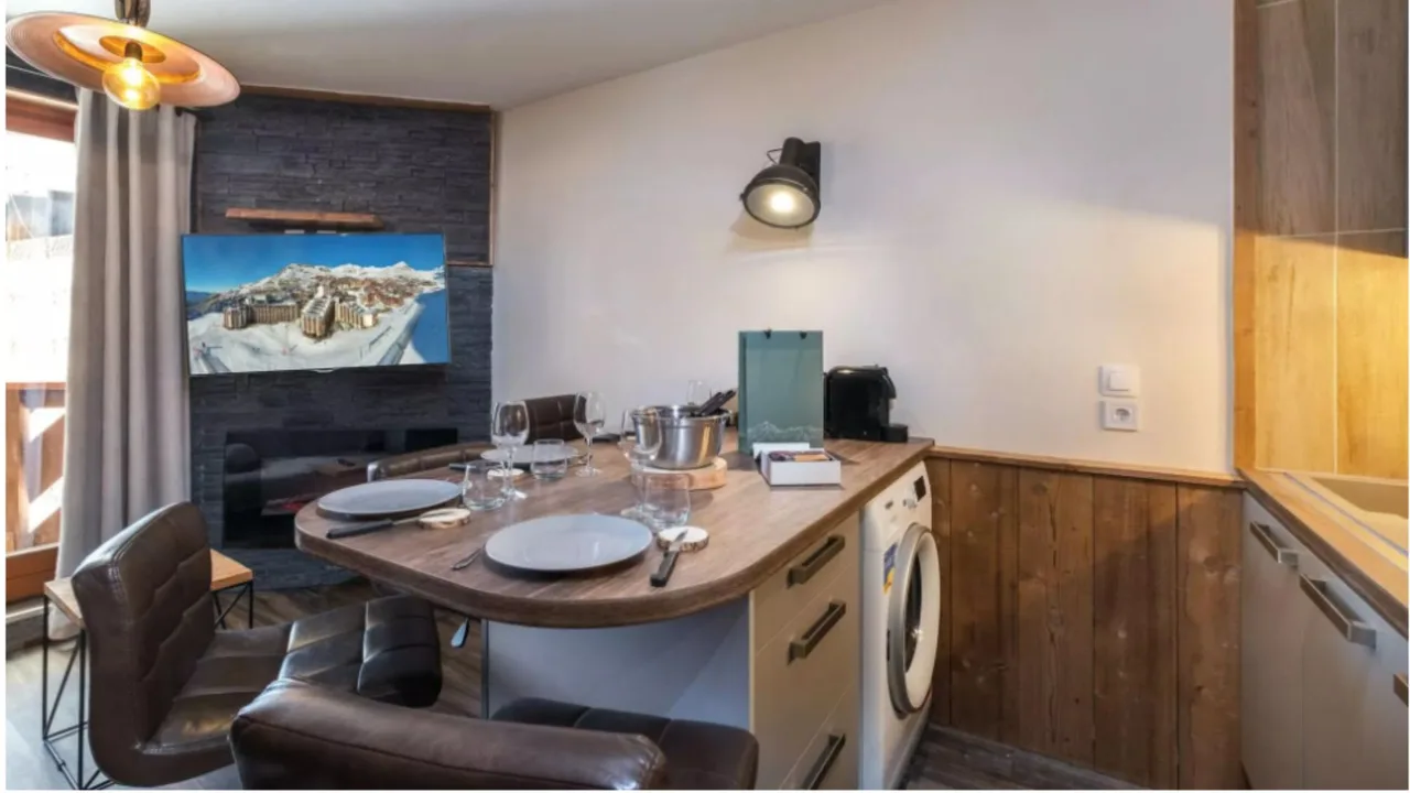 Modern Ski Apartment With Balcony Views photo 3