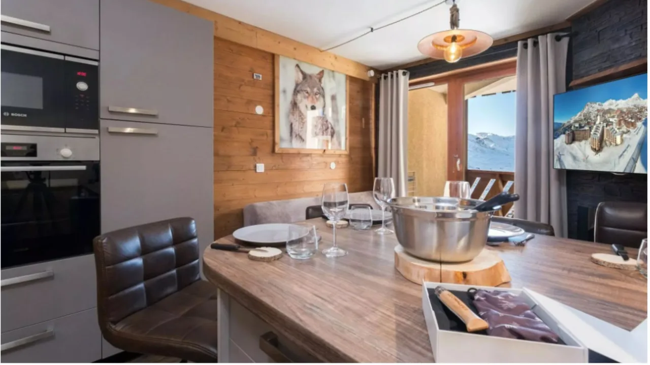 Modern Ski Apartment With Balcony Views photo 4