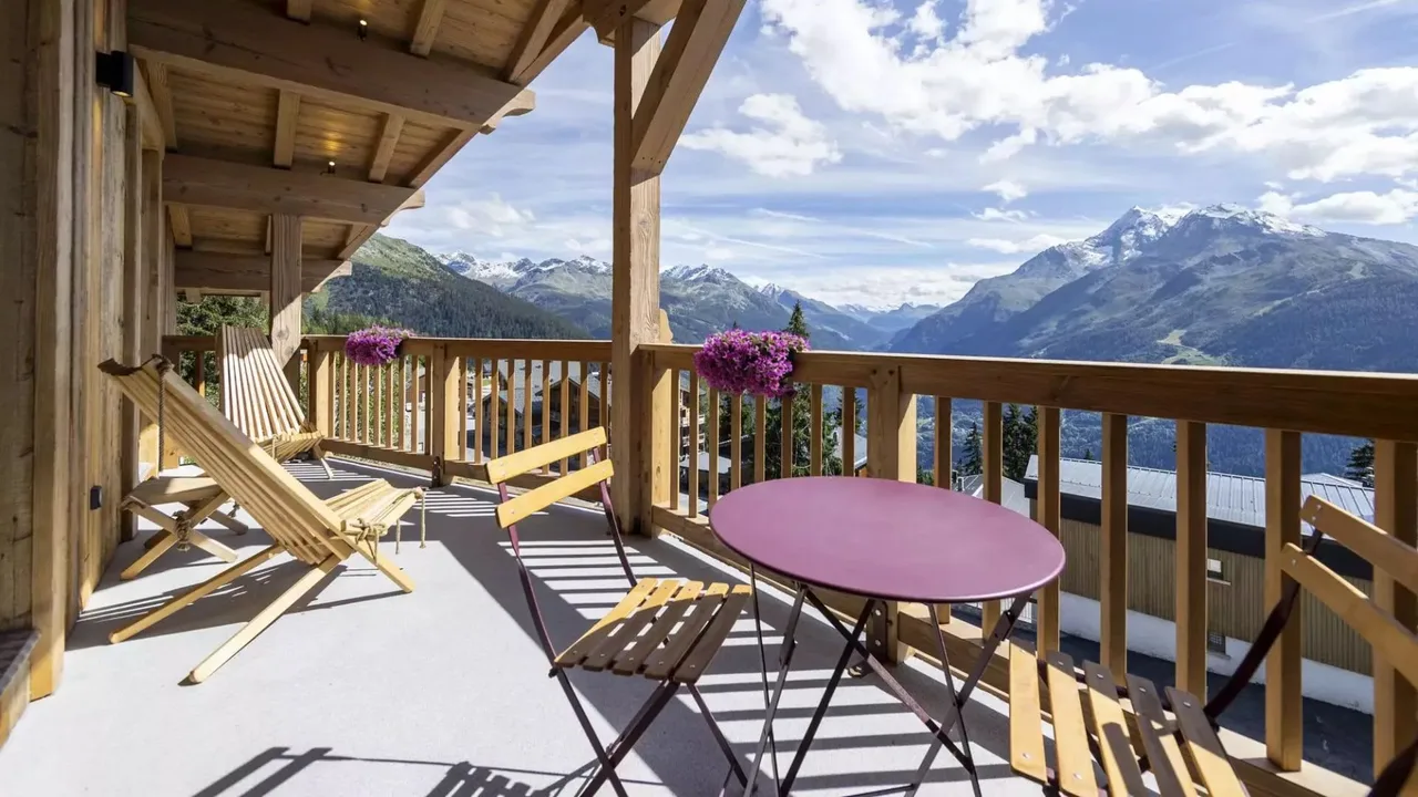 Stylish Mountain Apartment With Scenic Views photo 3