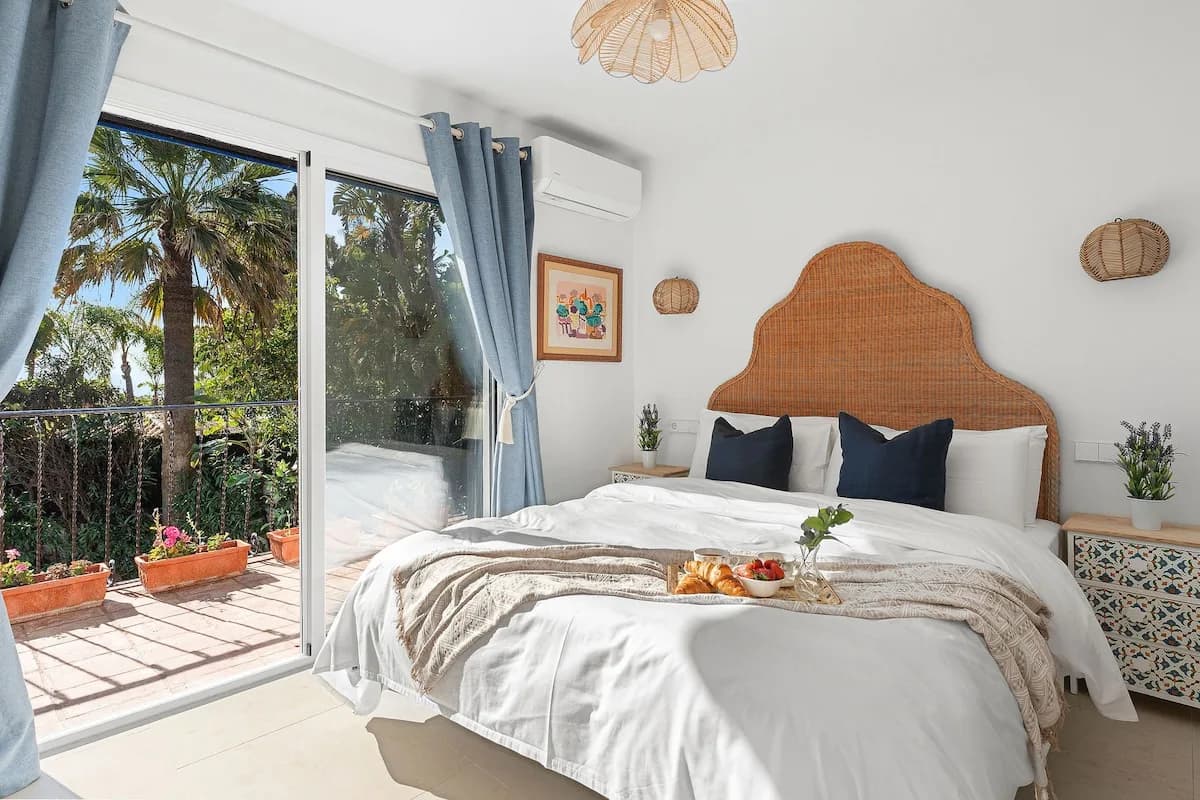 Three Bedroom Villa with Lush Garden in Marbella photo 4