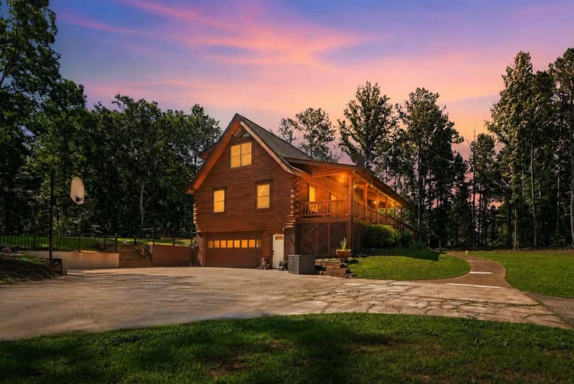  Cabin, Outdoor Space & Views, Gym, Game room