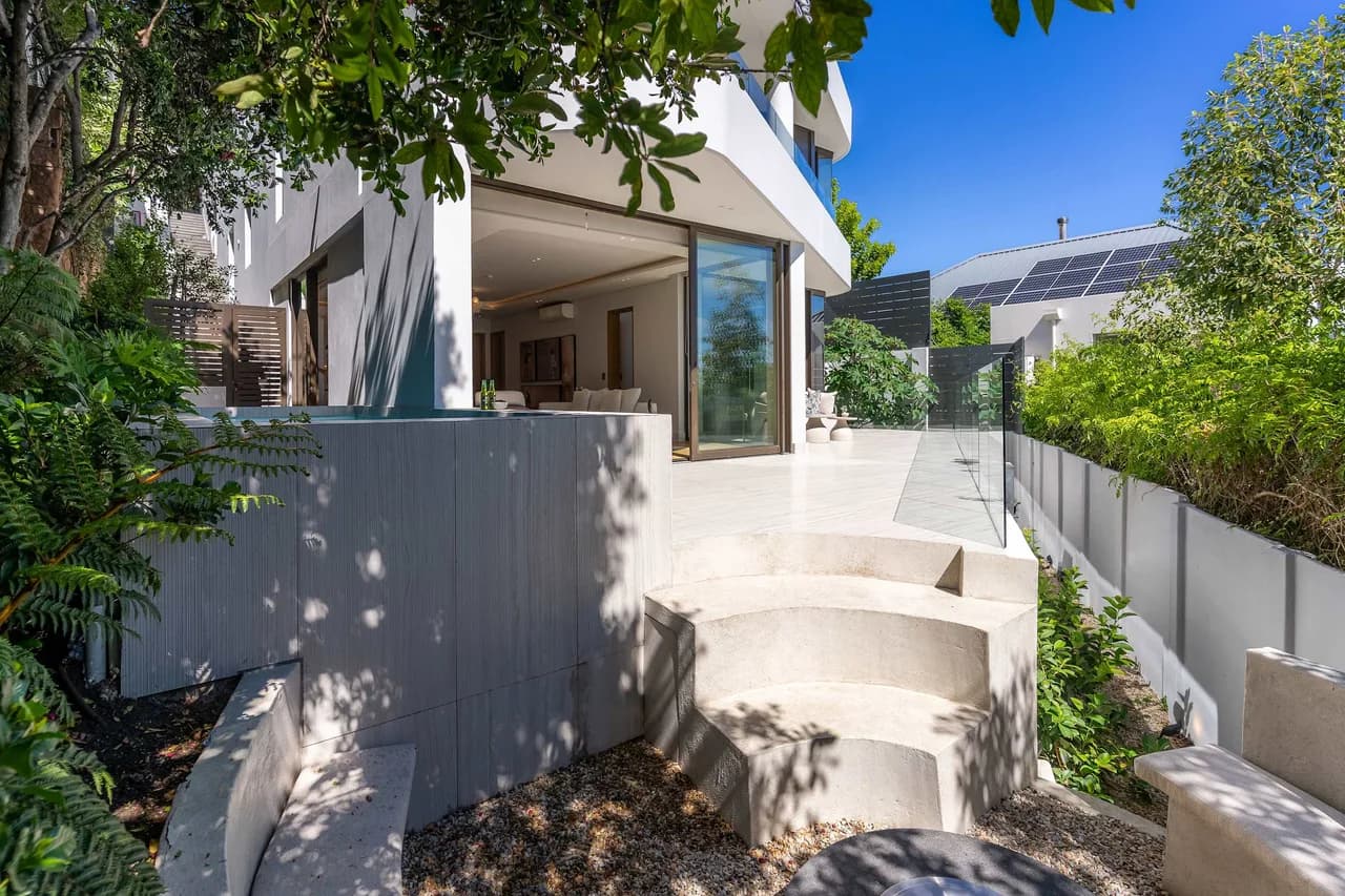 Luxurious Pool Apartment in Green Point, Cape Town photo 4