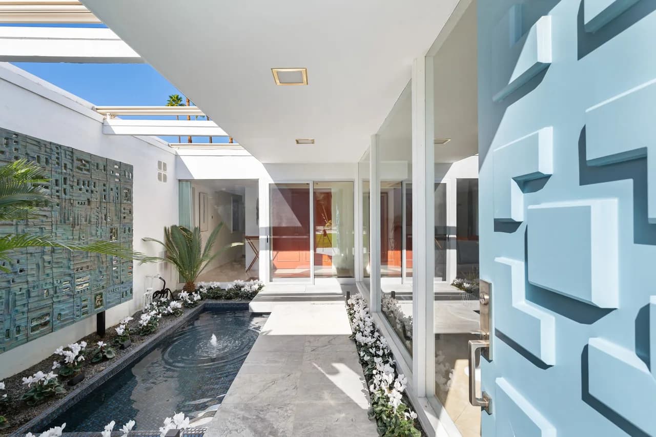 Mid-Century Modern Villa in Palm Springs photo 2
