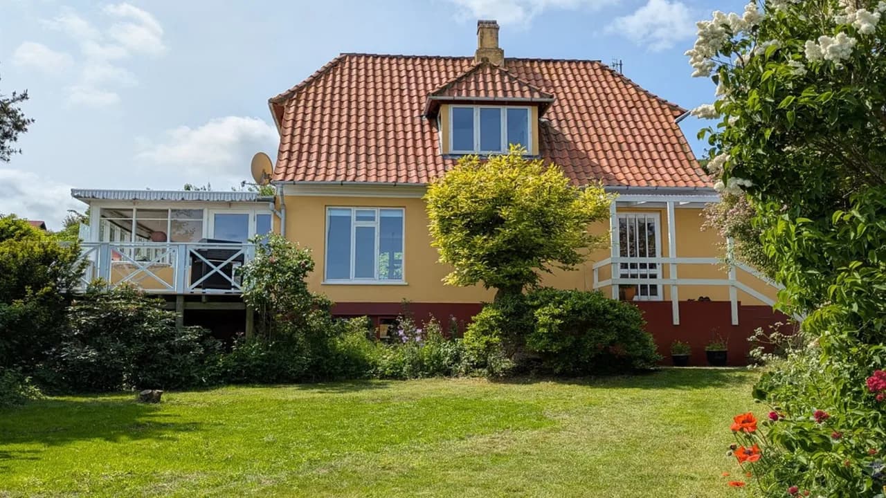 Relaxing Village Retreat Near Rocky Shore
