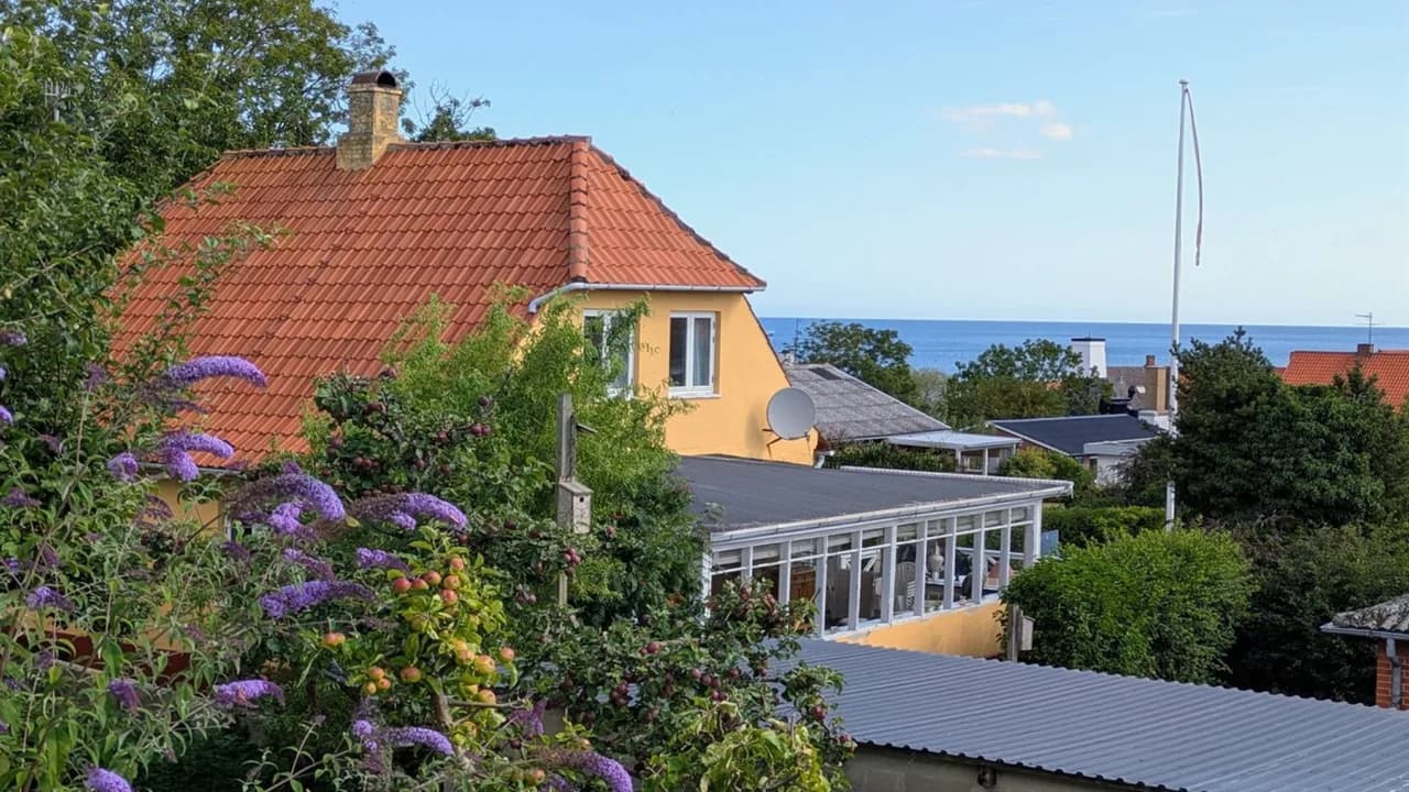 Relaxing Village Retreat Near Rocky Shore photo 3