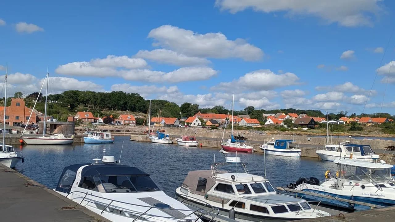 Relaxing Village Retreat Near Rocky Shore photo 4