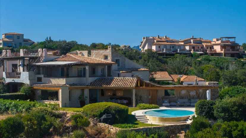 Coastal Living With Pool and Terraces
