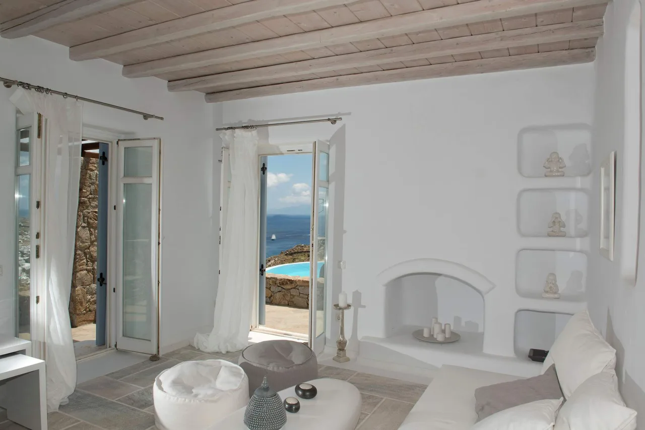 Elegant Retreat With Pool and Pergola photo 4