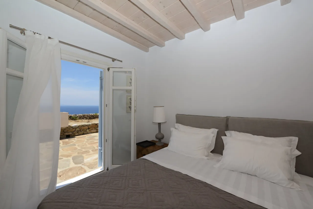 Bright Villa With Sea Facing Pool photo 3