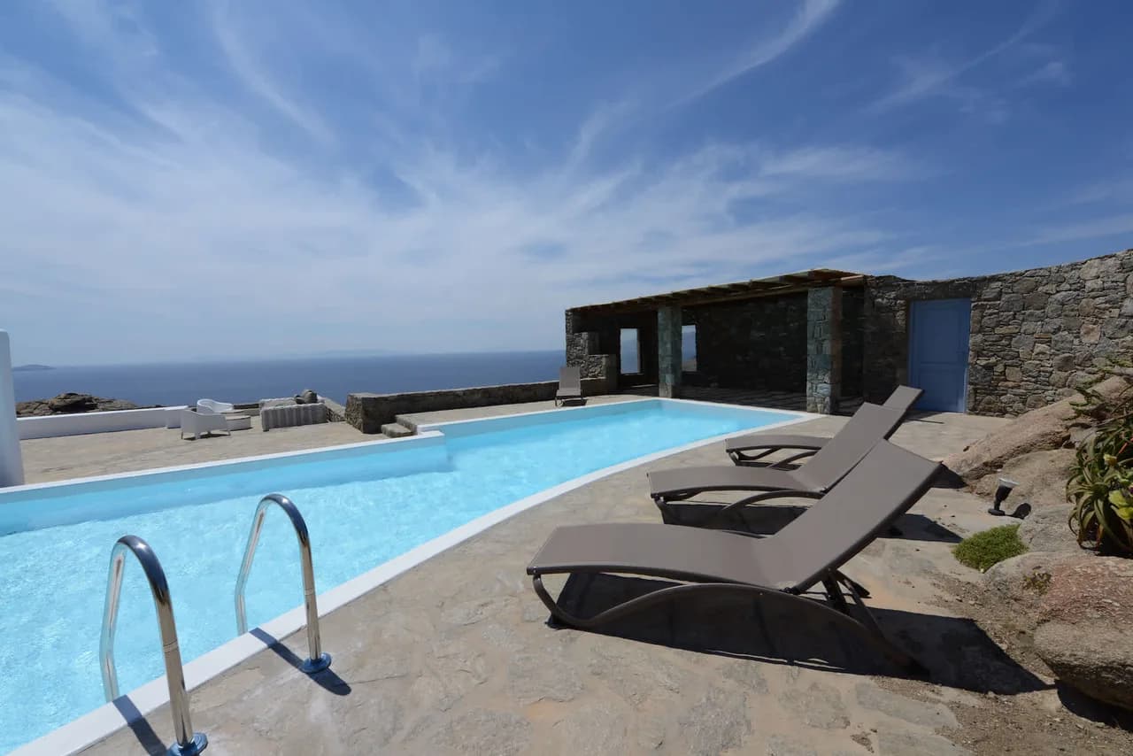 Bright Villa With Sea Facing Pool photo 4