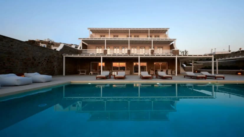 Spacious Seaside Retreat With Private Beach