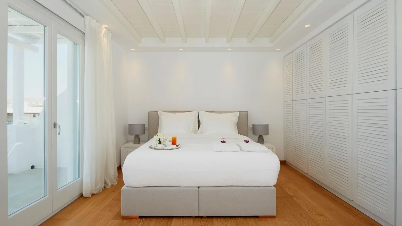 Spacious Seaside Retreat With Private Beach photo 3