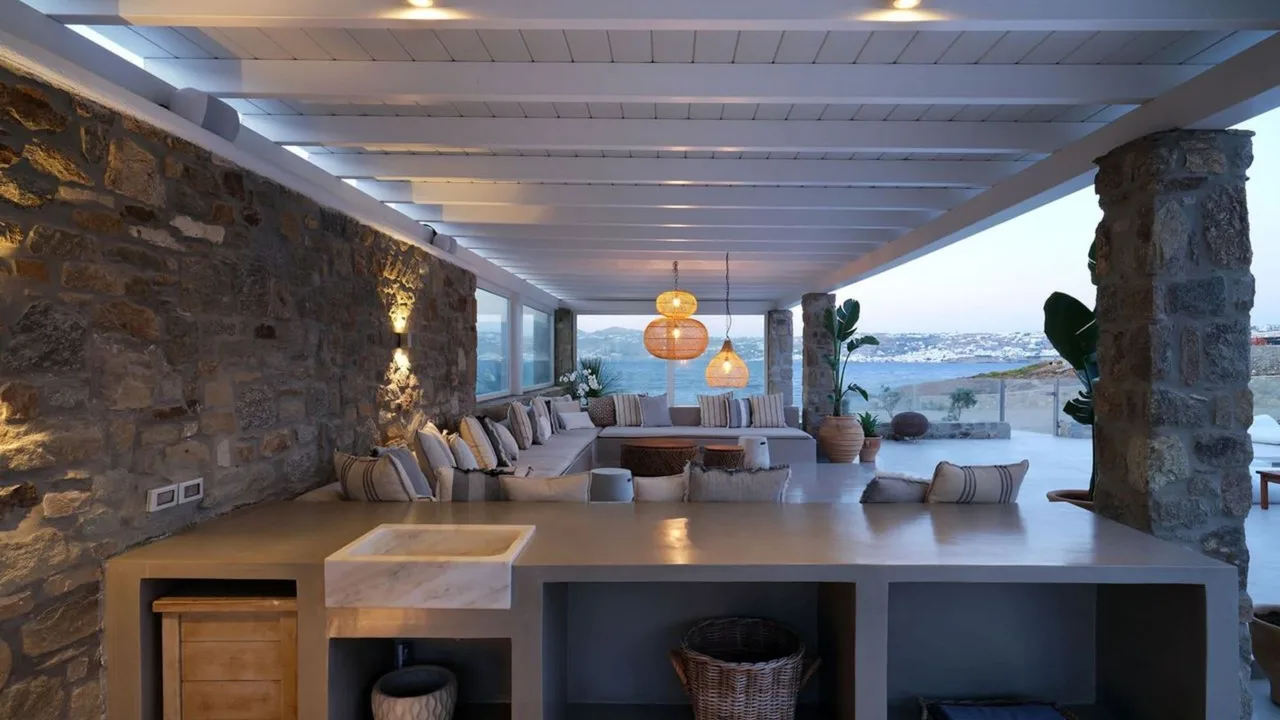 Spacious Seaside Retreat With Private Beach photo 5