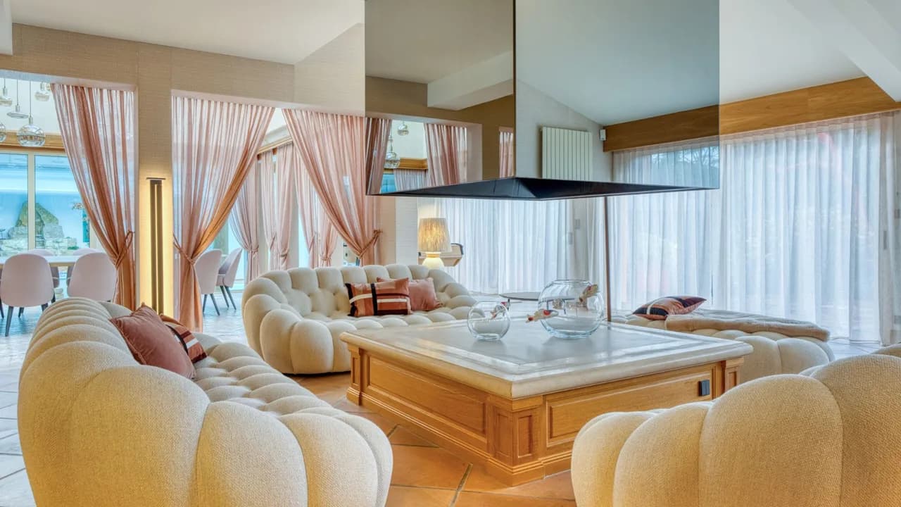 Beautiful Coastal Residence With Indoor Pool photo 2