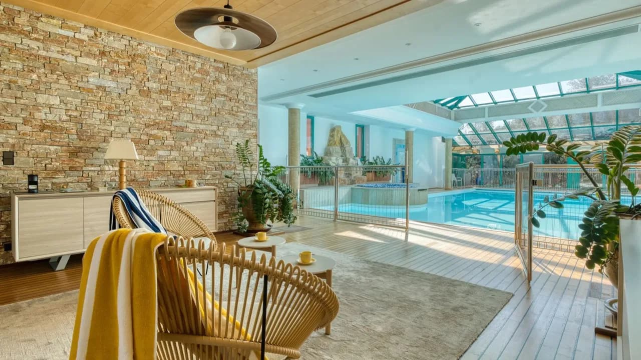 Beautiful Coastal Residence With Indoor Pool photo 5