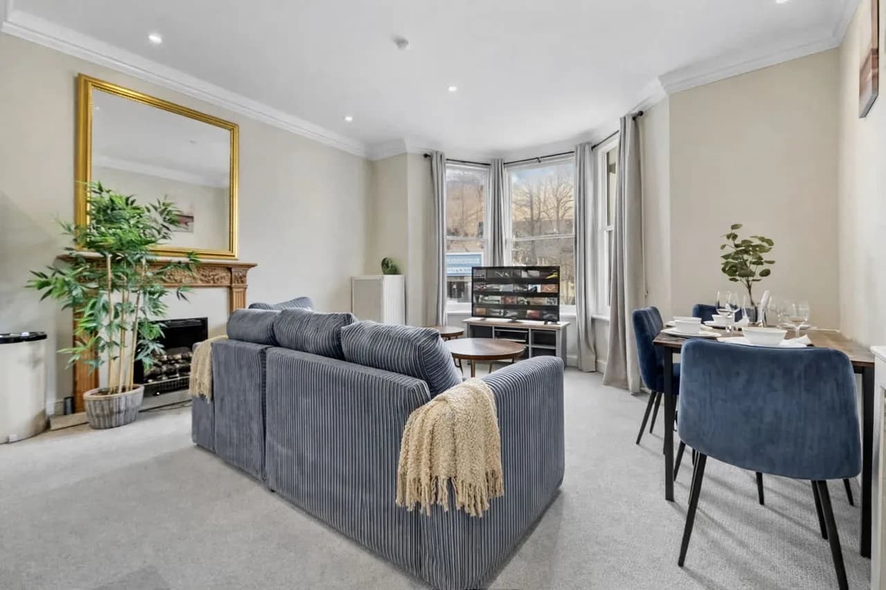 City View Two Bedroom Retreat in London photo 3