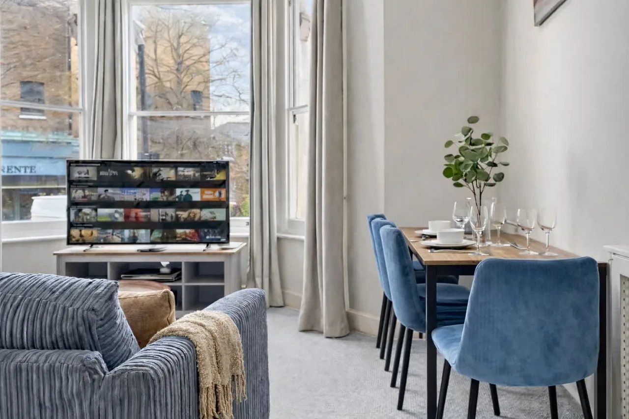 City View Two Bedroom Retreat in London photo 5