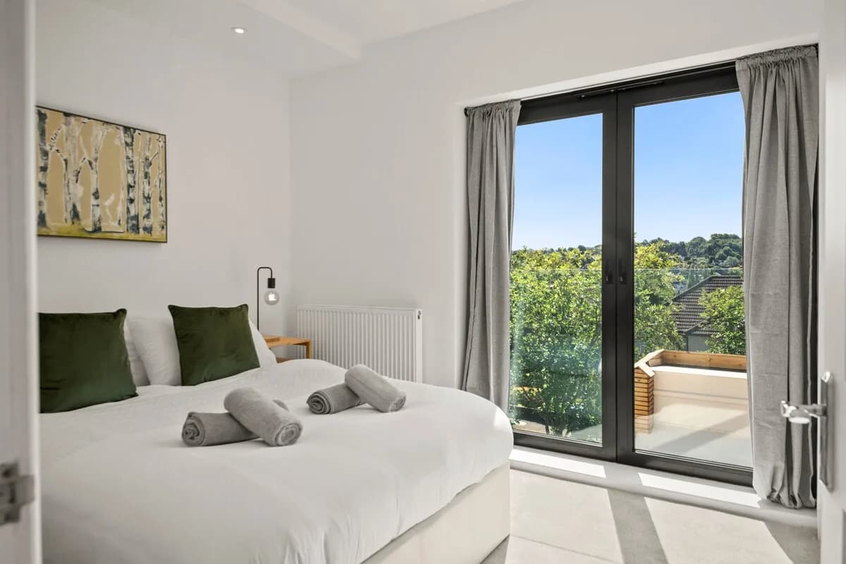 Contemporary Four Bedroom Villa in Purley photo 2