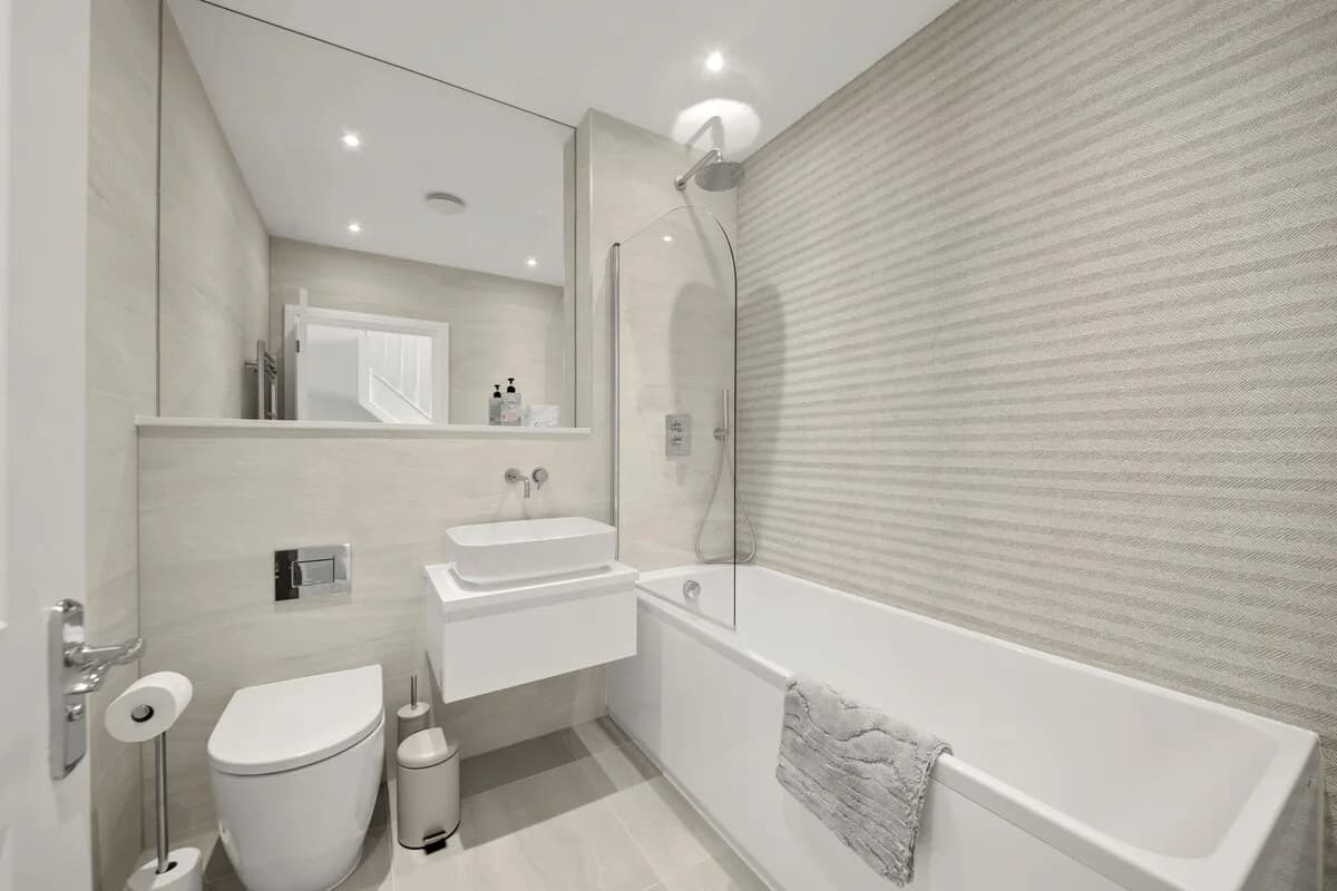Contemporary Four Bedroom Villa in Purley photo 3