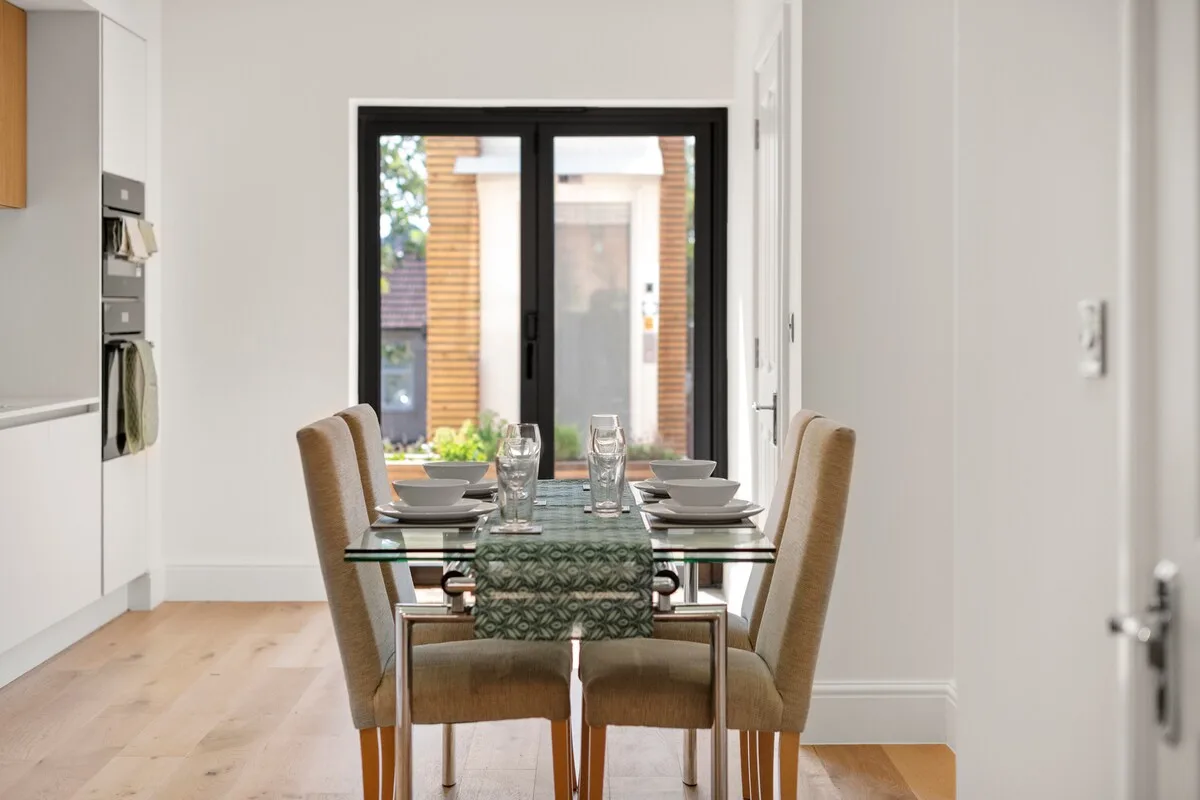 Contemporary Four Bedroom Villa in Purley photo 4
