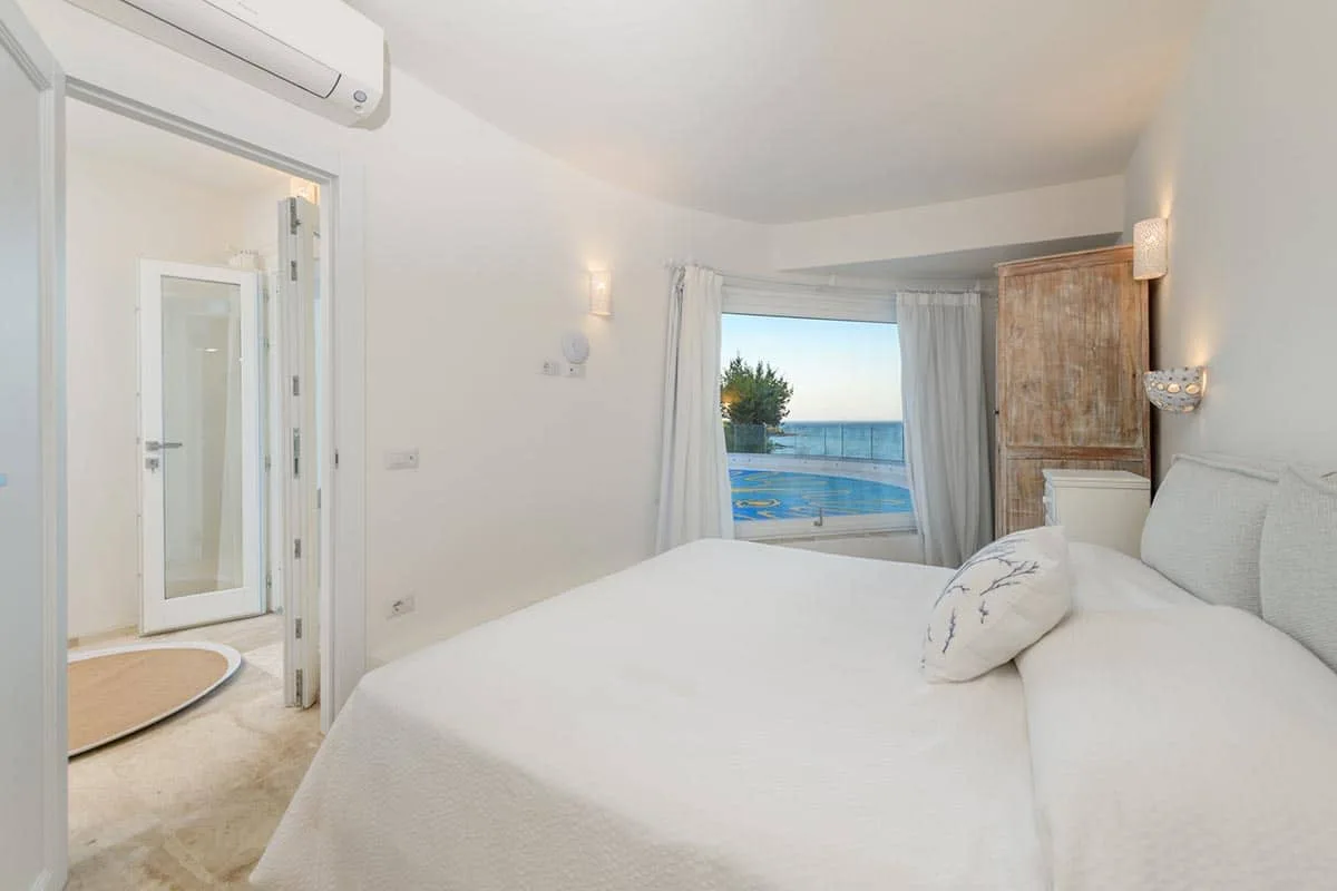 Waterfront Living With Pool and Verandas photo 3