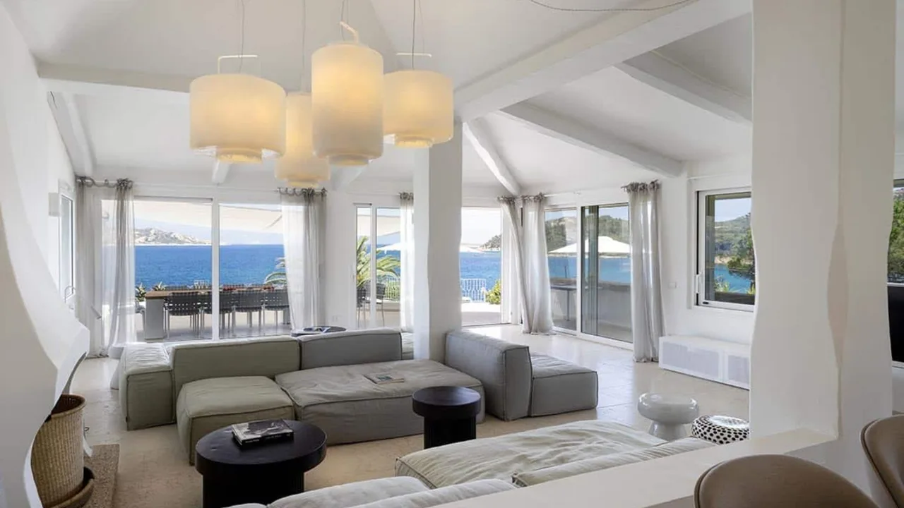 Coastal Luxury Retreat With Expansive Grounds photo 2