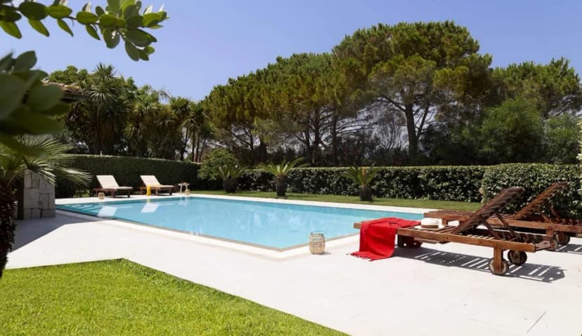 Elegant Beachside Villa With Pool